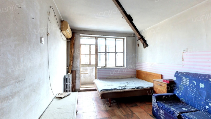 楼下就是三义，接受孩子都不用下楼，你开窗户就成-客厅