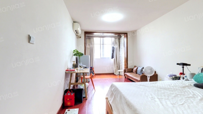 万航渡路713号二手房实景图