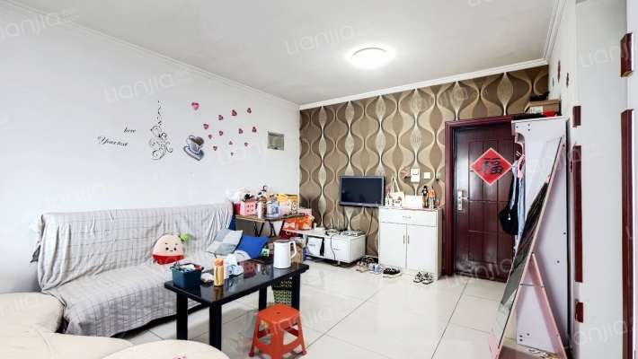 翔天万和城小区位于华阳路北侧，交通出行方便，-客厅