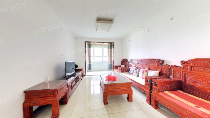 南北通透三居室，户型方正，中间楼层采光充足-客厅