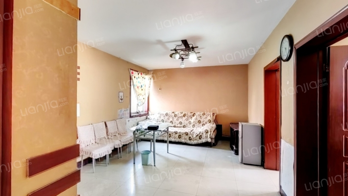 劳动路中段东侧农贸综合批发市场二手房实景图