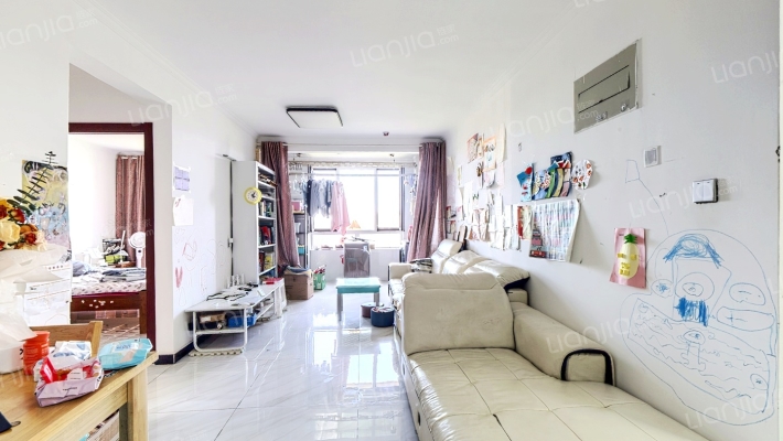 此房东北方向，楼层好，房屋宽敞明亮。-客厅