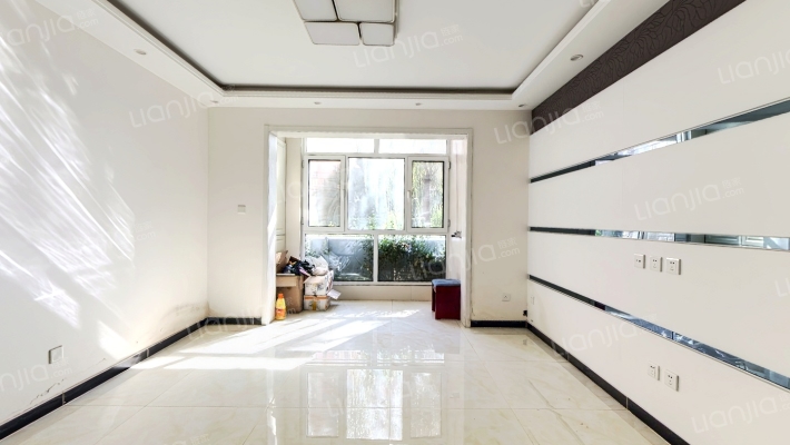 小区环境优美，人车分流，南北通透三居室带装修-客厅