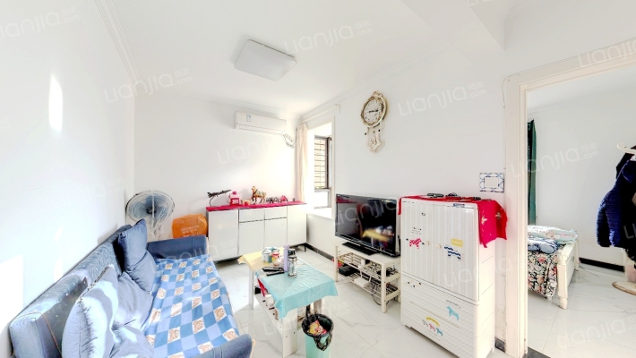 大社区，集中供暖，环境好一居室-客厅