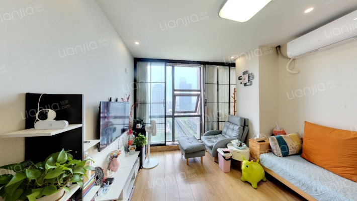 领峯国际二手房实景图