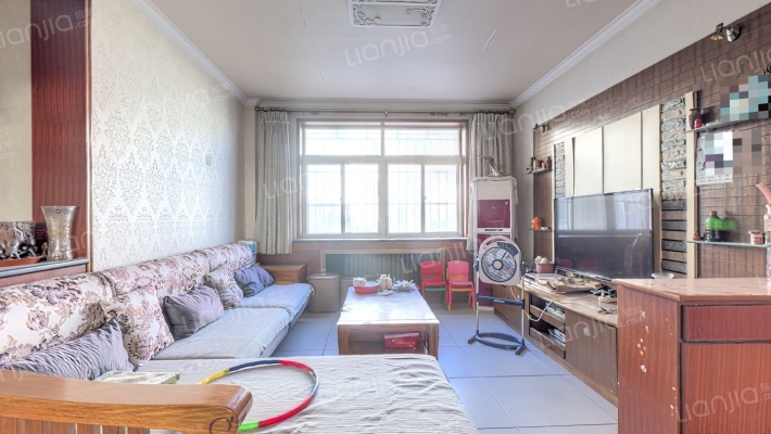 户型通透， 一梯两户， 交通便利。-客厅