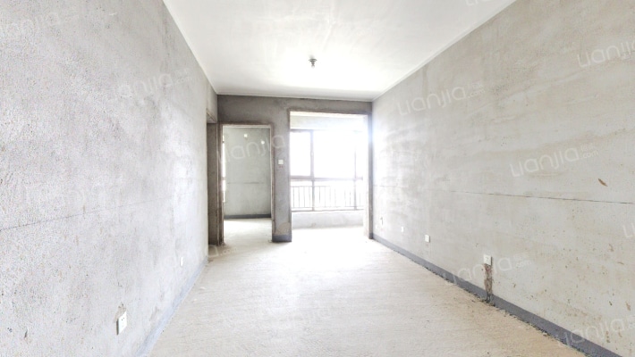 房子中间楼层毛坯房，户型方正没有浪费空间，集中供暖-客厅