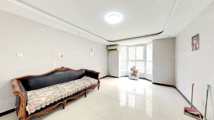 名流枫景洋房一层小三居，单位，简单装修，看房方便-客厅