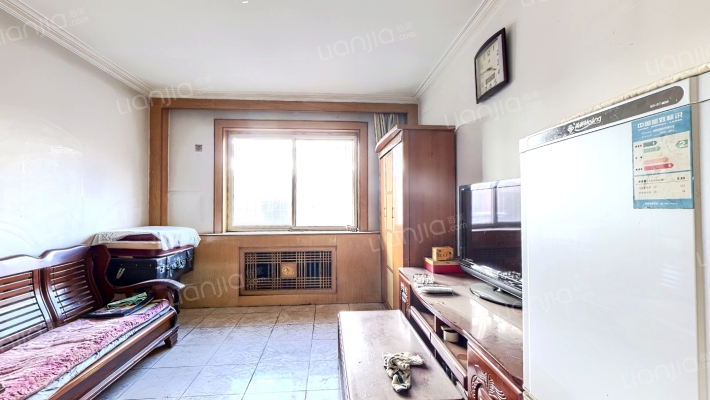 此房楼层好，视野宽阔，采光充足。。-客厅