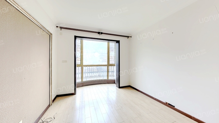 华通和平海岸芭萨香谷二手房实景图