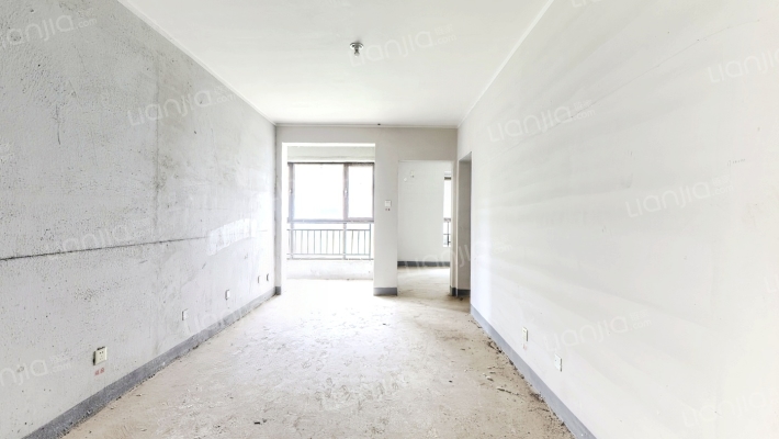 此房目前房本在手 方便交易 集中供暖 带车位-客厅