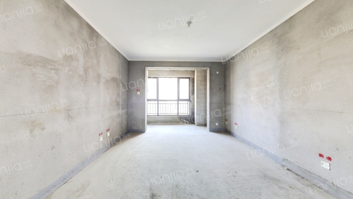 天伦湾嘉园70年大产权，两梯四户，润卓地产开发大社区-客厅