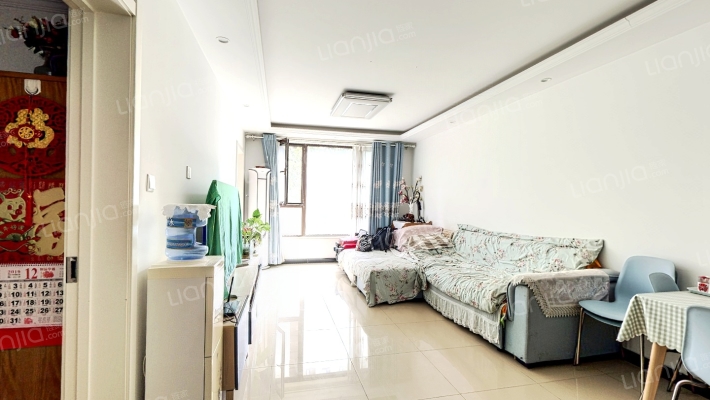 精装修，满二，经典南向小三居，低楼层，出行方便-客厅