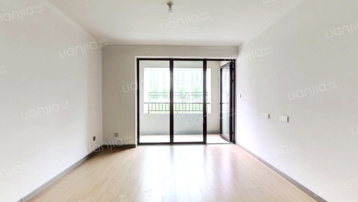 开发商自带装修， 南北通透三居 三面朝南  。-客厅