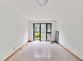 一层带小院，朝南三居户型方正，布局合理，冬暖夏凉