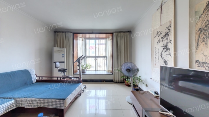 南北通透三 房本满五年 简单装修.-客厅