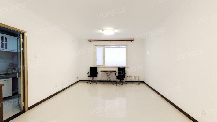 钻石广场小区，精装未住大两居，楼层好出行方便-客厅