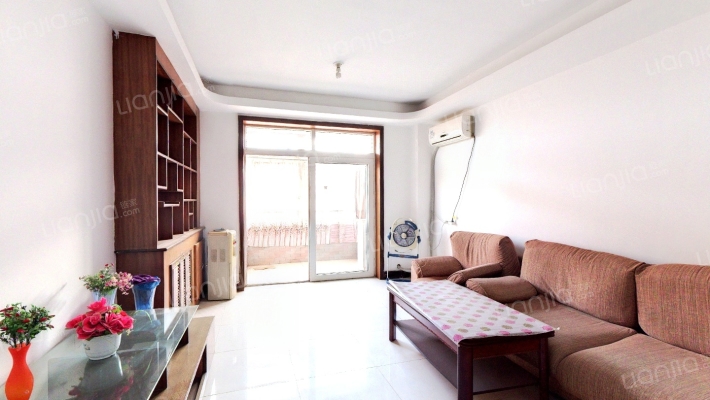 房子是南北通透的两居，主卧客厅朝南，次卧和厨房朝北-客厅