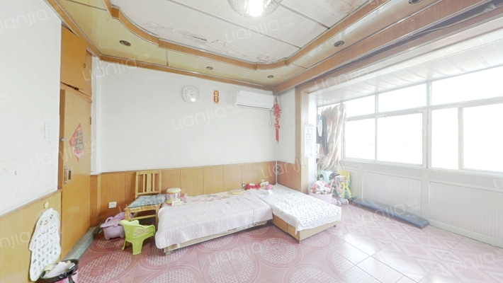 桃园路妇幼医院70年产权得房率高交通便利-客厅