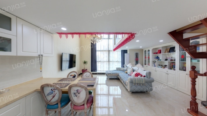 沿海鉴筑反正LOFT二手房实景图