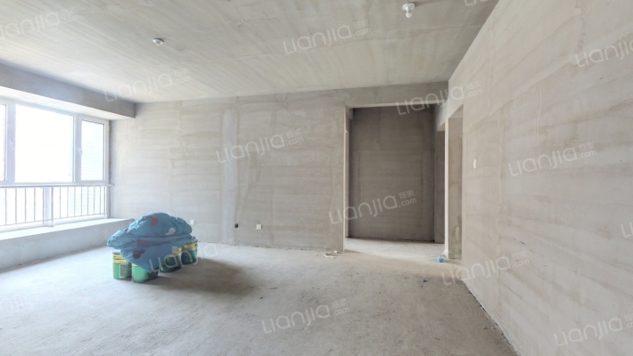 此房电梯房，中间楼层，采光充足-客厅