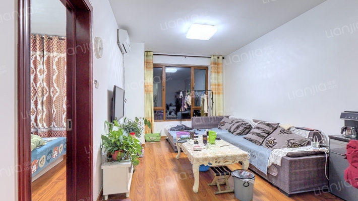 南向两居，中间楼层，全天采光，视野开阔。-客厅