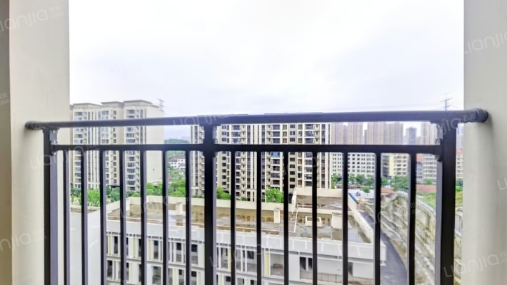 美的铂悦府二手房实景图
