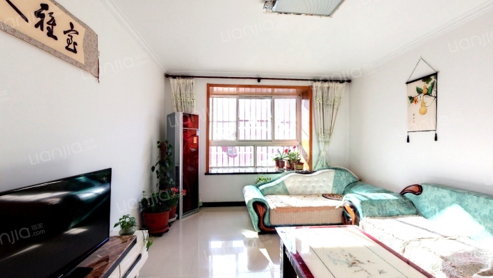 一梯两户板楼，小区密度低，车位充足。-客厅