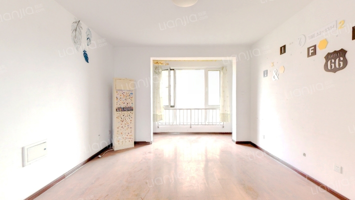 南北双通透大三居，带车位带地下室，简装可出租-客厅