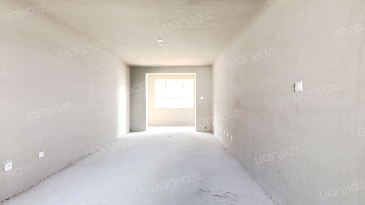 此房通透大三居，采光好，户型好。-客厅