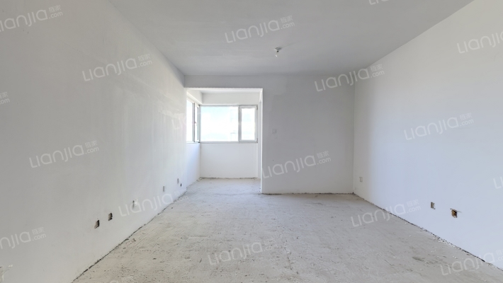 火车站 南北通透两居，毛坯随意装修，好层楼急售-客厅