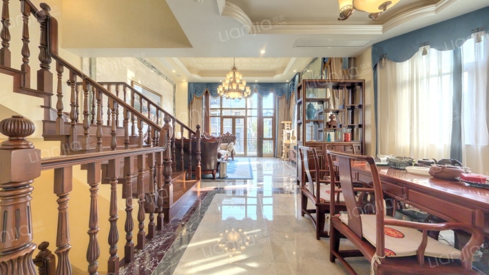 蔚蓝卡地亚黑钻二手房实景图