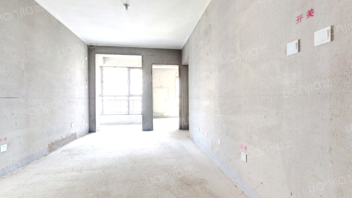 房子属于朝南两居毛坯房中间楼层-客厅