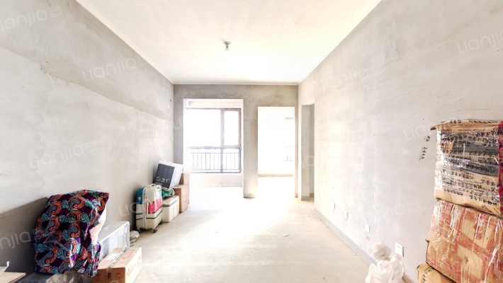 房子是南向两天居，毛坯房随意装修，房本満二-客厅