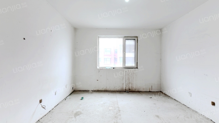 此房子房本满二 次底层的房子，电梯房。-客厅