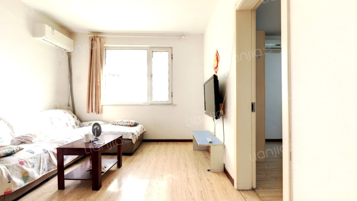 此房为简装两居，户型方正 小区好位置 采光视野好-客厅