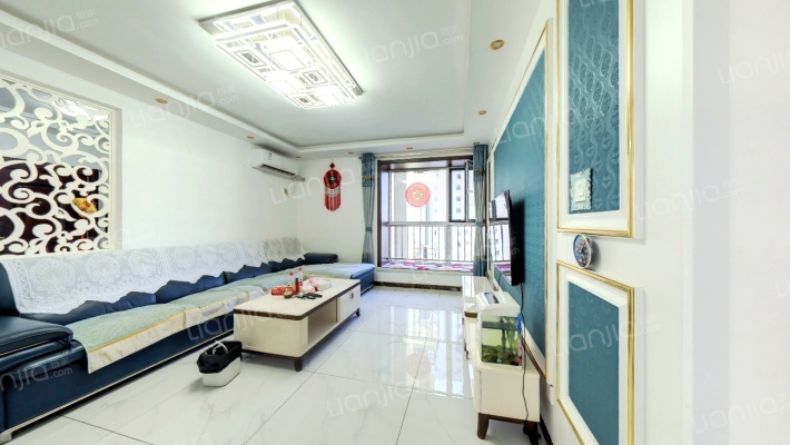 此房中间楼层的采光好， 精装修产证已满二年-客厅