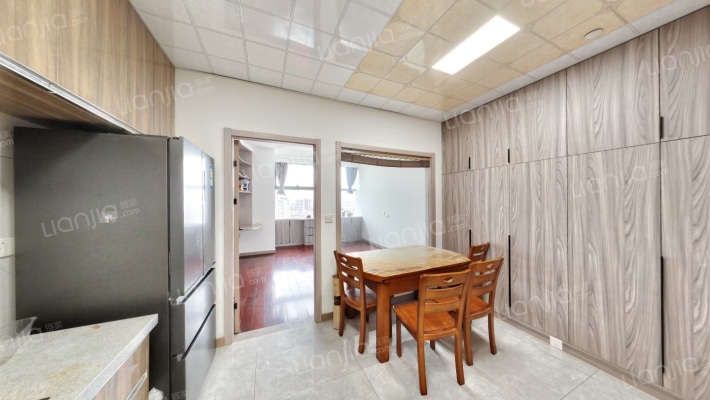 希尔顿公馆二手房实景图