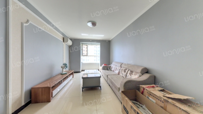 838沿线，70年大产权，全阳户型，房本满五唯一。-客厅