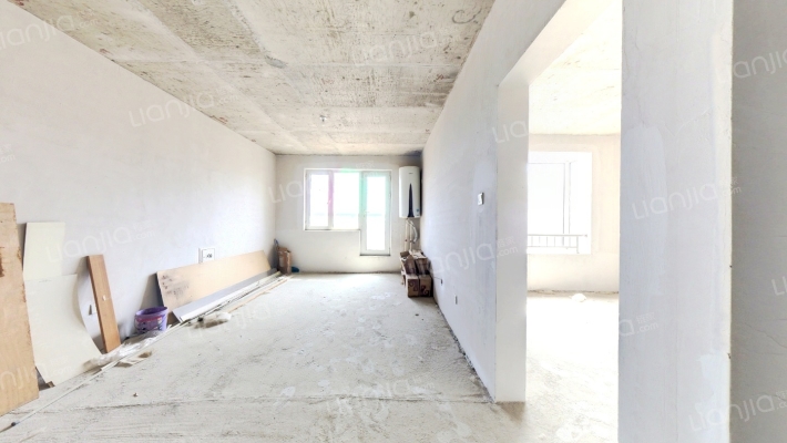 花园小区封闭管理，房子户型方正采光充足，居住舒适-客厅