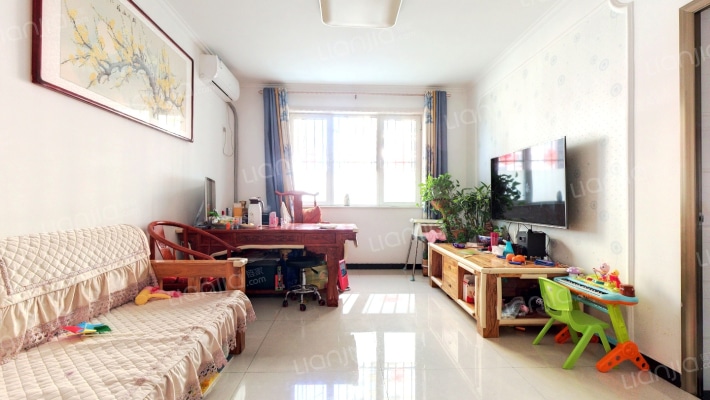 此房南北通透格局好，简装，拎包入住，交通便利-客厅