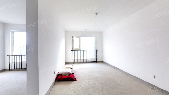 高铁新城狮子城南区毛坯上跃出售中-客厅