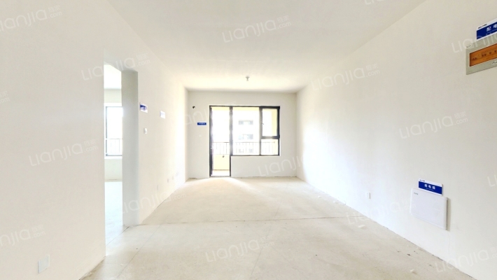 高新区三居双卫，集中供暖，78万带车位，房本在手-客厅