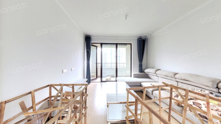 开发商带的装修，南北通透三阳开泰户型 。-客厅