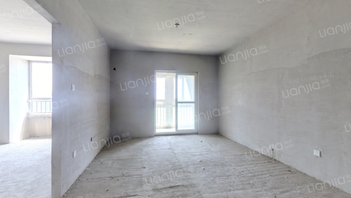 此房满五唯一，南向 户型方正 高楼层 采光好-客厅