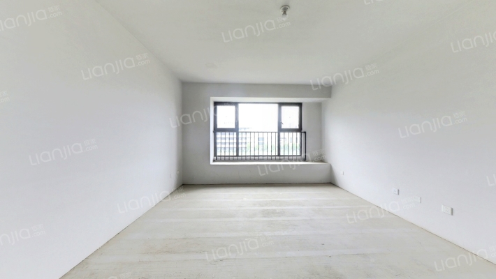 本房是经典的四叶草户型，东边户，双明卫-客厅