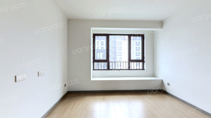 南北通透 一梯两户 户型方正无浪费 带装修 出行便利-客厅