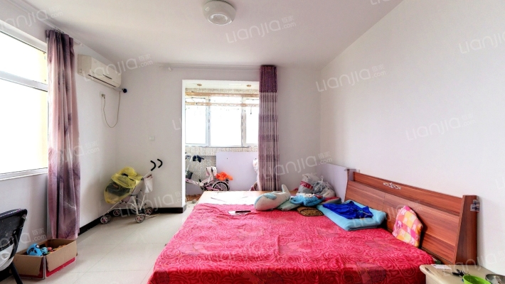 客厅两个窗户，采光好，房本满五唯一，税费低。精装修-卧室