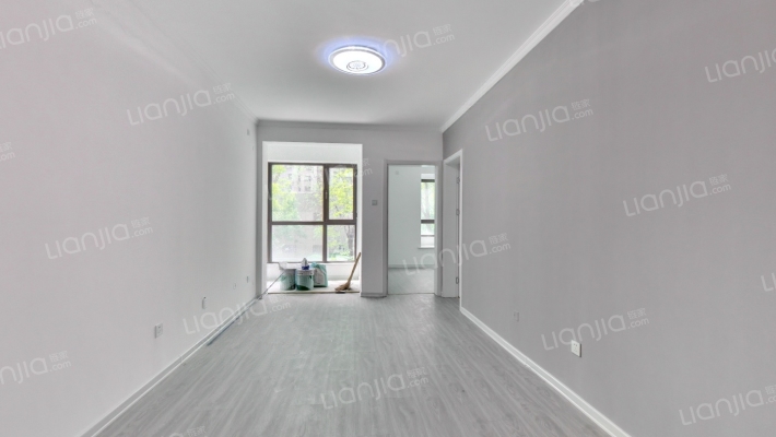 南向两居，房本満二，带简单装修。-客厅