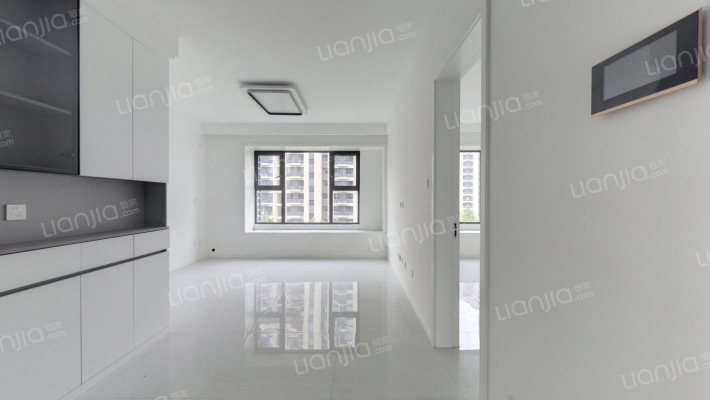 双明卫大三居，按自住标准装修的。-客厅